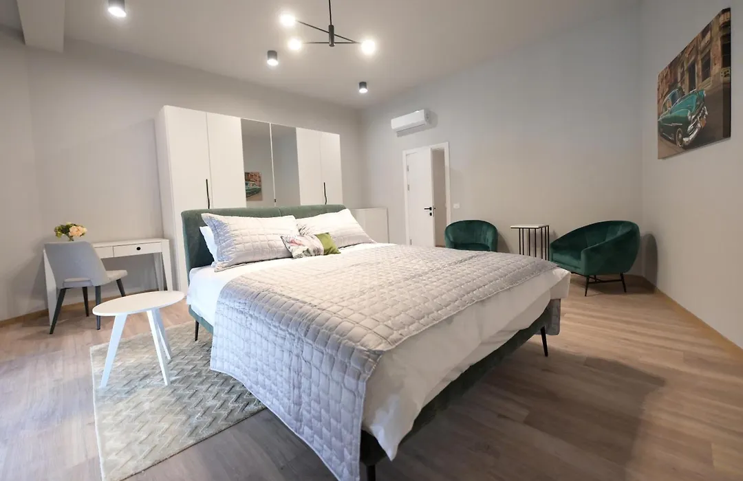 Umbrella Street Center Luxury 2 Bedroom-1
